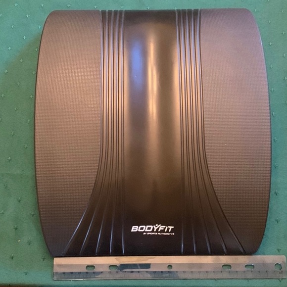 Workout Equipment Bundle: plank board, balancing disc and 26” fitness ball - Picture 3 of 11